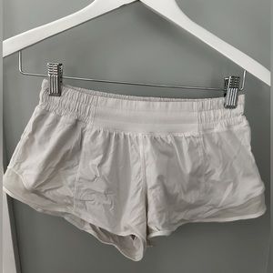 LULULEMON SIZE 4 2.5” HOTTY HOT LOW-RISE SHORTS IN WHITE